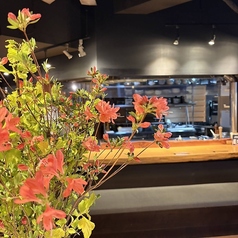当店では貸切のご予約も承っております。最大18名様までのご利用が可能で、会社の集まりなど、さまざまなシーンでご利用いただけます。美味しい鉄板料理を囲みながら、気兼ねなく楽しいひとときをお過ごしください。貸切をご希望のお客様は、お気軽にお問い合わせください。