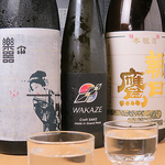 厳選された日本酒を楽しむならここでしょ！ビールやワイン、焼酎も勢ぞろい。みんなで飲み比べよう♪