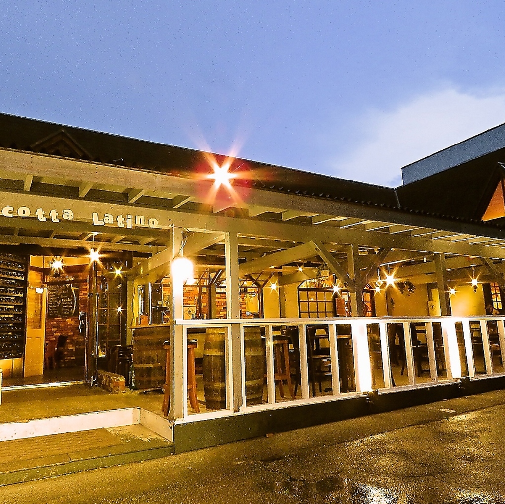 当店はバールでは珍しい1軒屋スタイルになっており、宇都宮駅からも近く温かみのある外観が特徴です