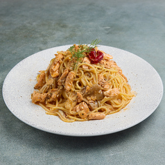 サーモンとキノコのオイルパスタ