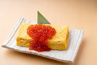 出汁巻き玉子に贅沢にたっぷりのいくらをのせた逸品です