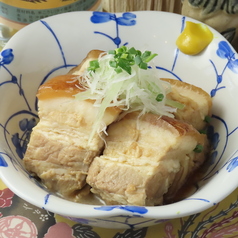 長時間煮込まれたほろほろの【ラフテー】の写真