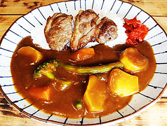 お酒とも相性◎おつまみからカレーまで多彩にご用意！の写真