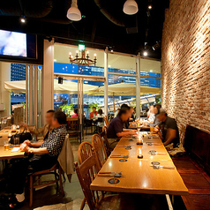 テーブルを繋げて、団体様にも対応可能です♪ご友人とのパーティーや会社の宴会、ご家族での集まりなど、様々なシーンでご利用いただけます。皆でワイワイ賑やかに、美味しいお肉とクラフトビールをお楽しみください！