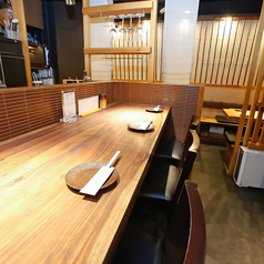 【カウンター席】10年の経験がある焼き師の調理風景を目の前で楽しめるカウンター席です。デートやサシ飲みなどにおすすめです。