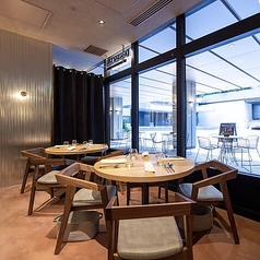 4名掛けのテーブル席