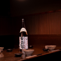 6名様用のテーブル席になります♪薄暗い照明がほのかに照らす上品な大人の空間♪