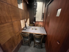 テーブル席。通路側にはのれんが掛かっていて半個室となっております。