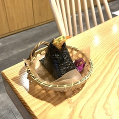 【ご注文受けてから握ります】ふっくら炊きたてご飯を香る海苔で包んだ、素材の旨み引き立つおにぎりの写真