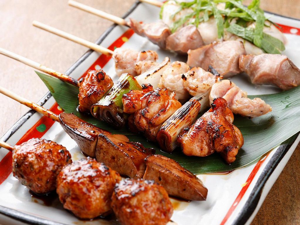 一本一本炭火で丁寧に焼き上げた新鮮な鶏は一口食べると旨味がじゅわっと広がります♪