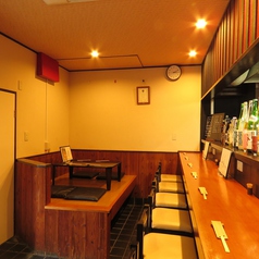 グループでのお食事に便利なテーブル席。ごゆっくりとお寛ぎ頂ける、4名様までご利用可能なお席です。レトロで落ち着いた雰囲気の店内で少人数宴会や仲間内での飲み会、女子会など各種ご宴会をお楽しみくださいませ!