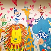 小上がり座席にはGAKU IGARASHIしによる最高にハートフルな壁面アート