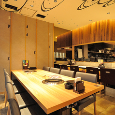 テーブル8名様掛け。宴会など幅広いシーンでご利用いただけます。