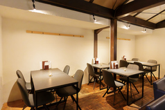 2～4人で囲んでいただけるテーブル席をご用意しております。