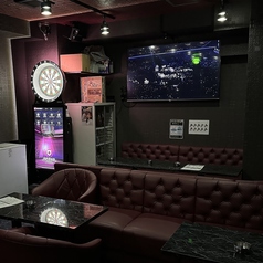 ゆっくりとリラックスしてくつろげる4名様用のソファー席をご用意しております。カラオケ歌い放題、ドリンク飲み放題、更にはダーツやパーティーゲームがございますので、お仲間とワイワイ盛り上がって、思う存分自由を満喫してください♪二次会や三次会、特別なパーティーなど、皆様お誘い合わせてどうぞ。