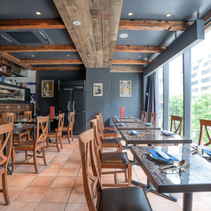 【気取らず上質なひととき】本格フレンチをリラックススタイルで楽しめるアンティーク空間。異国情緒漂うおしゃれな店内で、ランチ・ディナー・カフェまで幅広く利用可能。シェフのこだわりが詰まった料理とともに、心地よいひとときをお過ごしください。