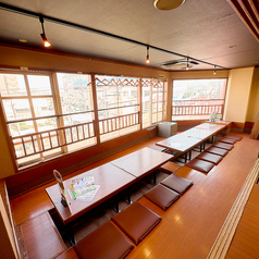 3Fお座敷の窓側席は、眼下に阪急電車の行き交う景色が望める絶景ポイント。こちらも掘りごたつ席になっているので、足元楽チンでおくつろぎください。