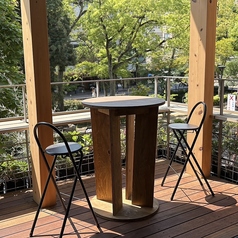 テラス席もご用意ございます!6名様まではお楽しみいただけます。活気あふれる雰囲気の中で、友人や同僚とともに素敵な時間をお過ごしください!また、当店はお酒をたしなめる2階のお店です!テラスからの景色もGOOD♪ぜひ、外の風を感じながら、心地よいひとときをお楽しみください♪