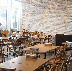 大きな窓ガラスが特徴の窓際テーブル席です。お昼は明るい陽光が差し込み、開放的な気分でお過ごしいただけます◎そして夜は、きらめく横浜の夜景をお楽しみいただけます！景色を眺めながら、素敵なひとときをどうぞ。