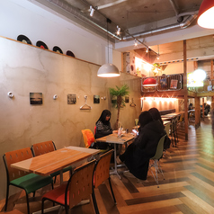 木目調の床とカラフルな色んなデザインのチェアが可愛いテーブル席を多数完備。友人とのモーニングやご家族でのランチなど、幅広いシーンでご利用いただけます。グリーンの植物に癒される明るい空間で、ゆっくりとお食事をお楽しみください。