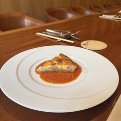 ベーコンと玉ねぎのキッシュ ~完熟トマトソース~