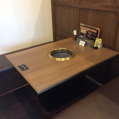 掘りごたつ席をご用意。各席仕切りがあるためプライベートな空間で焼肉を愉しむむことができます。