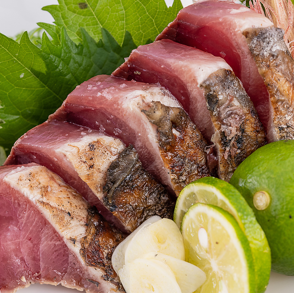 藁焼きで一気に焼き上げたカツオは、香ばしい表面と食感のコントラストが豊かな風味を生み出します。