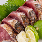 藁焼きで一気に焼き上げたカツオは、香ばしい表面と食感のコントラストが豊かな風味を生み出します。