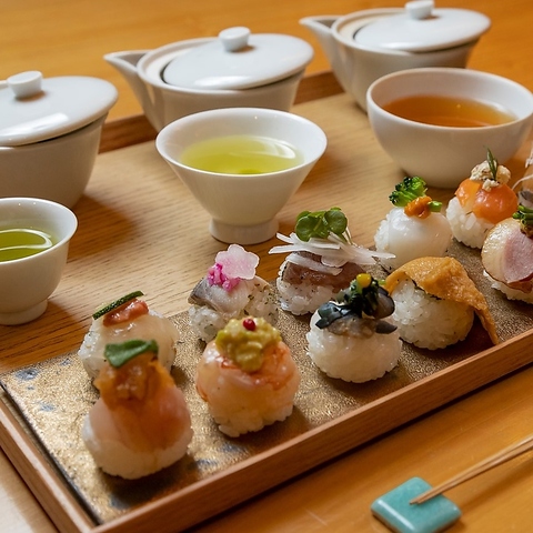品質、茶葉にこだわった香り高い日本茶の旨味と彩り美しい手鞠寿司をご堪能下さいませ