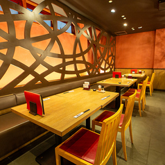 当店の1階には、35席のテーブル席が整っており、ご家族やご友人との楽しい食事にぴったりです！明るい雰囲気の中、広々としたスペースでくつろげる座り心地の良い席をご用意しております♪ぜひお越しください。