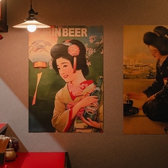 当店のカウンター席は、温かみのある雰囲気で、目の前で調理されるラーメンを楽しめます。昭和レトロなポスターが飾られ、落ち着いた空間で一人でも気軽にご利用いただけます。美味しいラーメンと共に、素敵な時間をお過ごしください。