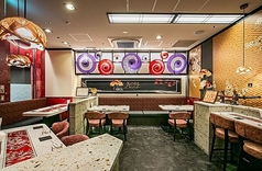 伝統的な日本の美しさを現代的なデザインと融合させた煌びやかな和モダンな空間です◎