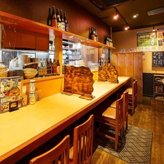 奥行き広々カウンター席もあります。ゆったりお食事を楽しめますよ♪キッチンに面しているお席なので、白衣のスタッフにその日のおすすめを訪ねてみて下さい。職人さんとの会話もご馳走の一つかもしれませんね。お一人様も歓迎☆