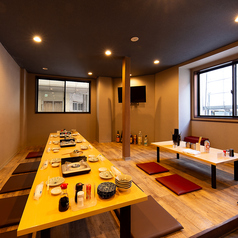 2階には、ご家族でのお食事や、宴会に嬉しいお座敷をご用意しております。プライベートな空間で、お食事並びにお話に花が咲くこと間違いなしです。