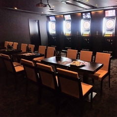 高級感あふれるスタイリッシュな空間を演出した“大人の遊び場”。シンプルで落ち着いたテーブル席で、ダーツをお楽しみください♪※禁煙席/別途喫煙所あり。※ご予約は直接お店にお問い合わせください。