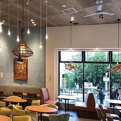 店内の窓際席でペット同伴のお客様専用のお席ございます◎ワンちゃんと一緒に楽しめます。リードまたはキャリー、カートなどを使用して頂ければご同行可能です。ワンちゃん用のお食事もご用意しております(数に限りがある為、販売していない日もございますのでご了承ください)