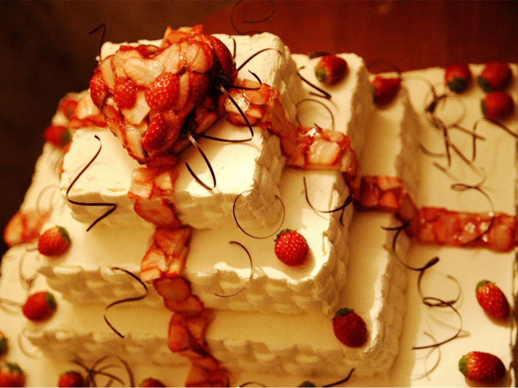 お祝いのケーキのご注文お受けしております。どんなご要望にもお応えします！デザート1番得意です！