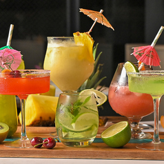 定番から個性派まで揃う！種類豊富なカクテルメニュー