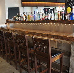 カウンターは座り心地の良いハイチェアをご用意しています。昼間とは違ったムーディーな雰囲気で、大人な時間をお過ごしいただけます♪お一人様でのご利用や、サクッと飲みたい時にも最適です。