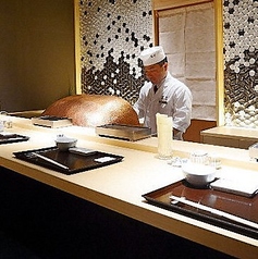 【プライベート個室カウンター席】職人の技を目の前で愉しむことができる大人気のカウンター席です。こちらのお席のご利用は3名から5名様で嵯峨、吉祥のコースご利用の方に限ります。
