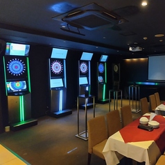 店内は落ち着いた空間でテーブル席は開放感たっぷり！美味しい料理・お酒と一緒に“大人の遊び場”で非日常体験をお楽しみください♪※禁煙席/別途喫煙所あり。※ご予約は直接お店にお問い合わせください。