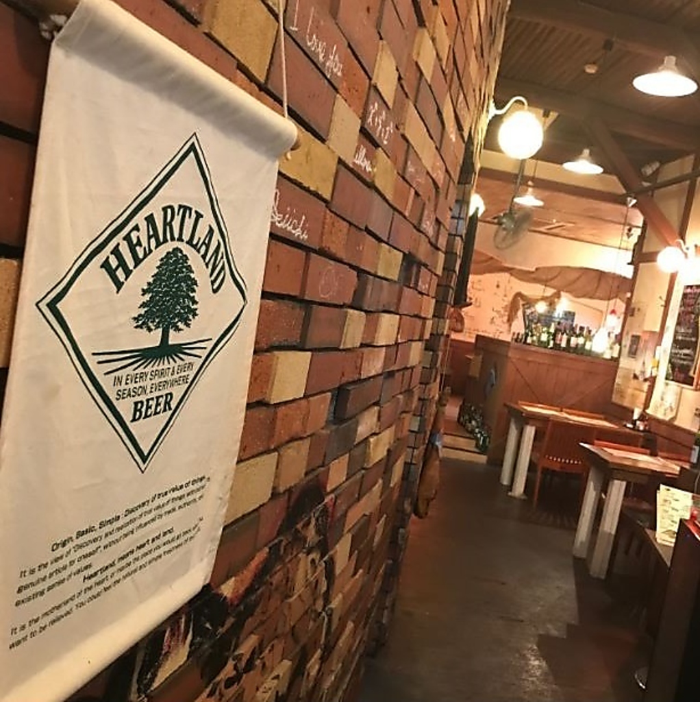 レンガを1から積み上げ創りあげた店内の壁が、本場を彷彿とさせる魅力的な雰囲気を醸し出しています