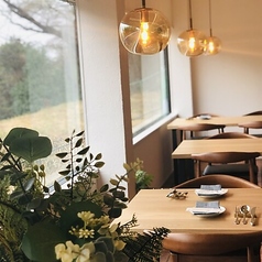 【全32席のゆったりテーブル席♪】広々としたテーブル席は全32席ございます。人数に合わせて柔軟に対応いたしますので、グループでのご利用も安心です。