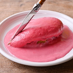 【1】まず、プルプルのオムレツにナイフをすーっと投入。