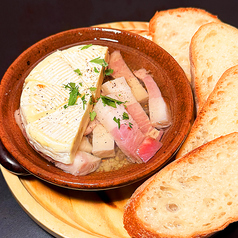 カマンベールとベーコンのアヒージョ