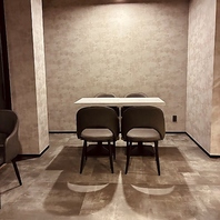 シックな内装と温かみのある照明が心地よい、上質な店内