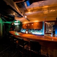 【カウンター席】重厚感のあるローズウッドのカウンター席。リカーボトルを眺めながら自分だけの時間を。