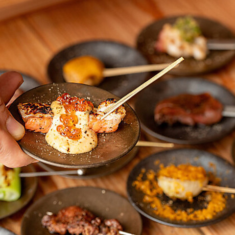 食欲をそそる炭火の香りを纏った"本格炭火焼鳥"と"釜飯"が自慢。少人数も、貸切も◎