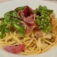 生ハムと生野菜たっぷりのペペロンチーノ