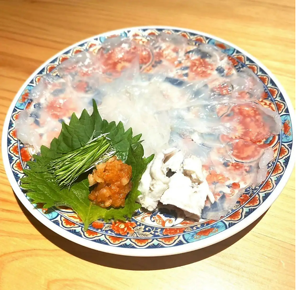 シンプルにフグを味わうなら刺身(てっさ)がおすすめ。芸術品ともいえる美しさもお楽しみください。